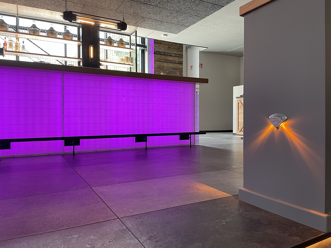 Veranstaltungssaal im „urban style“ für Events, Hochzeiten und Veranstaltungen mit Platz für bis zu 260 Gästen. Bühne mit DMX Technik und Frontcookingstation / Bar mit LED RGBW Sockel und DALI-Steuerung.